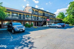 Image of the Colonial Inn and Suites in Connecticut