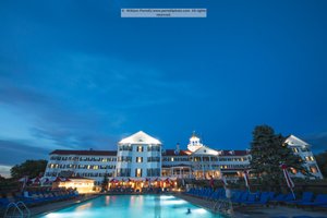 Image of the Colony Hotel in Maine