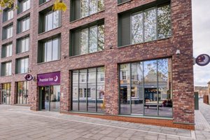 Image of the Premier Inn Swindon Town Centre hotel in England